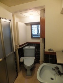 縦配管があるトイレスペースをリフォーム